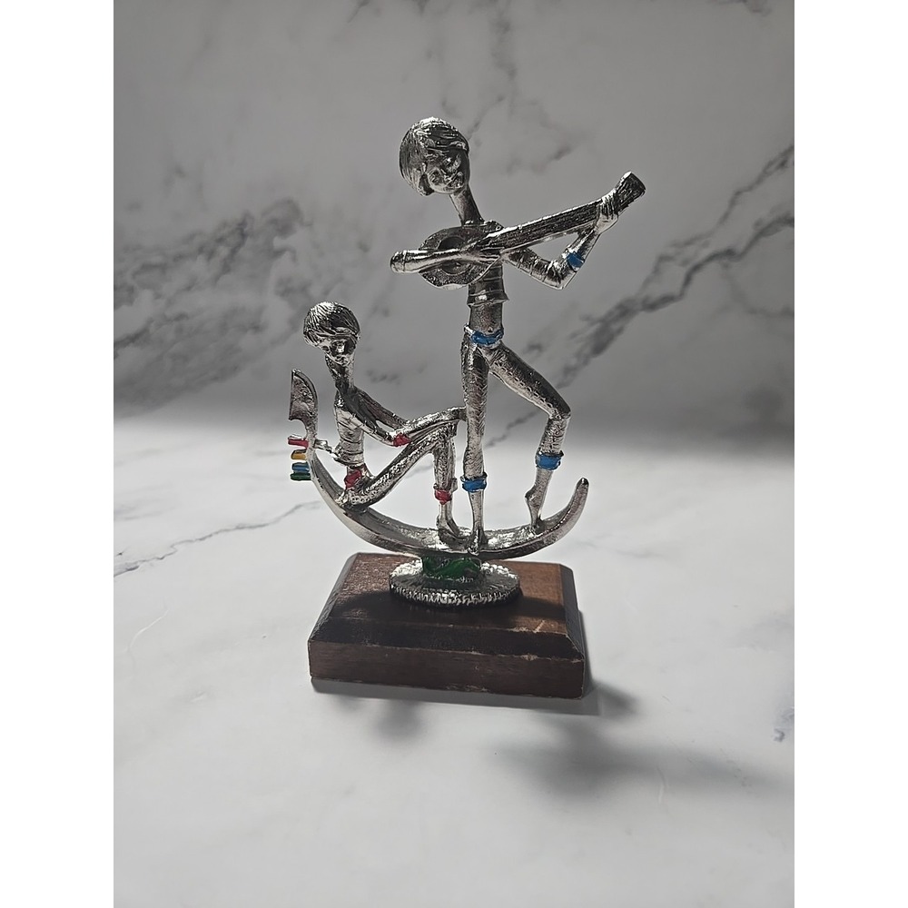 Peltro Cesellato A Mano Petwer Italian Figure.Boy Playing‎ Banjo For Girl